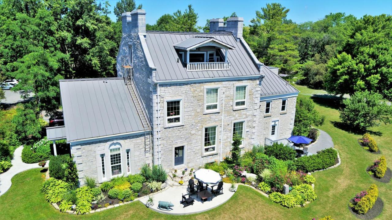 All Suites Whitney Manor Kingston Extérieur photo