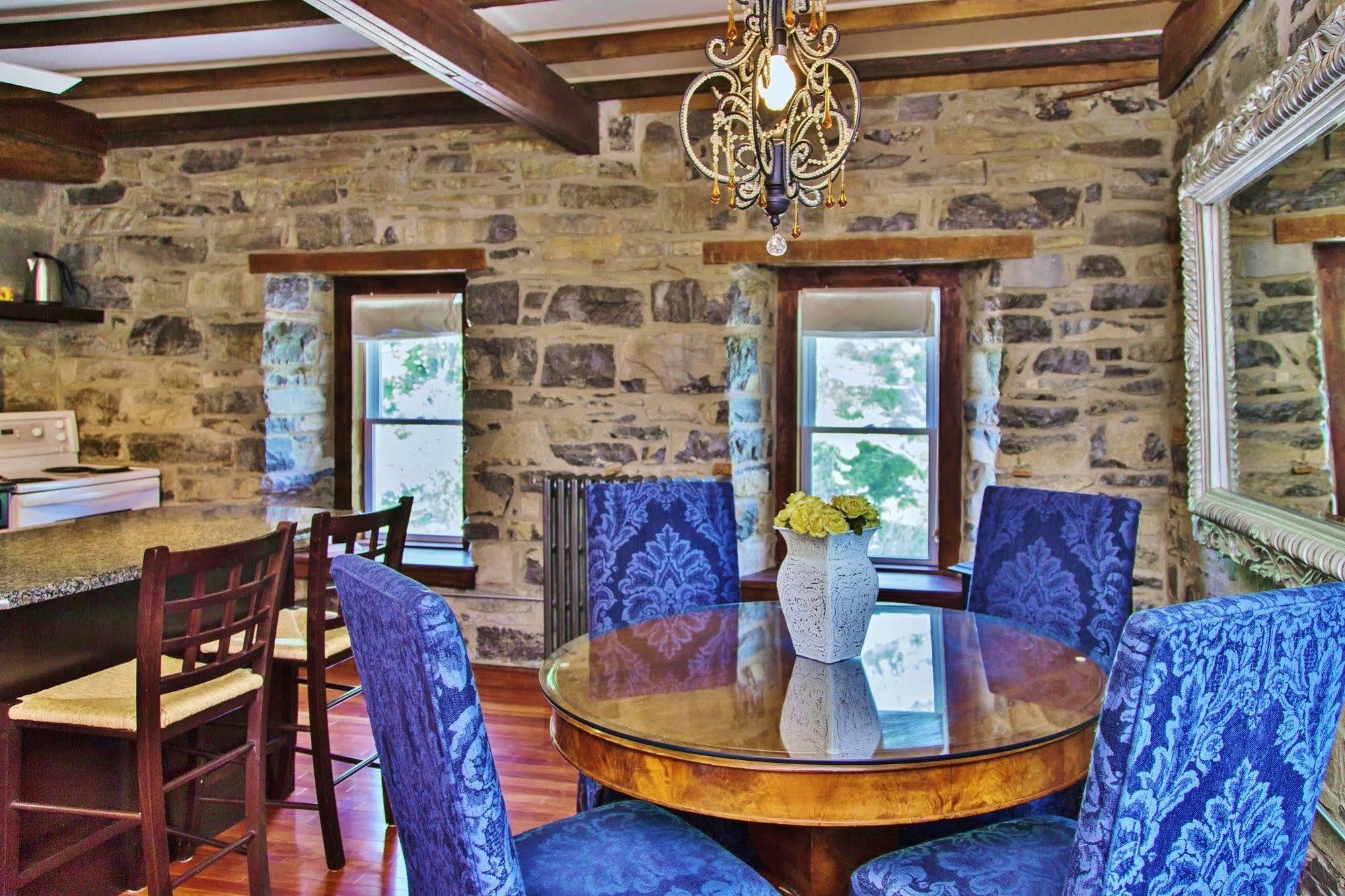 All Suites Whitney Manor Kingston Extérieur photo