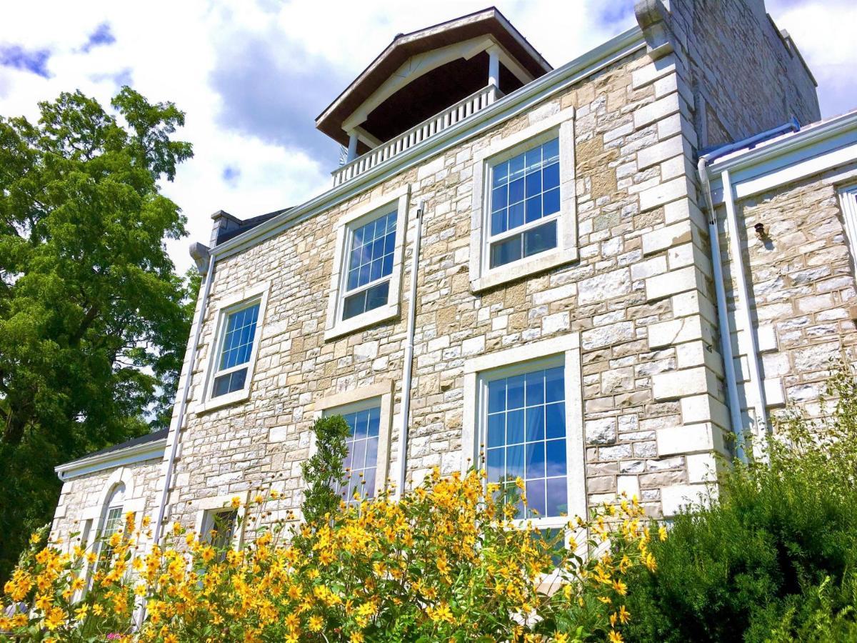 All Suites Whitney Manor Kingston Extérieur photo