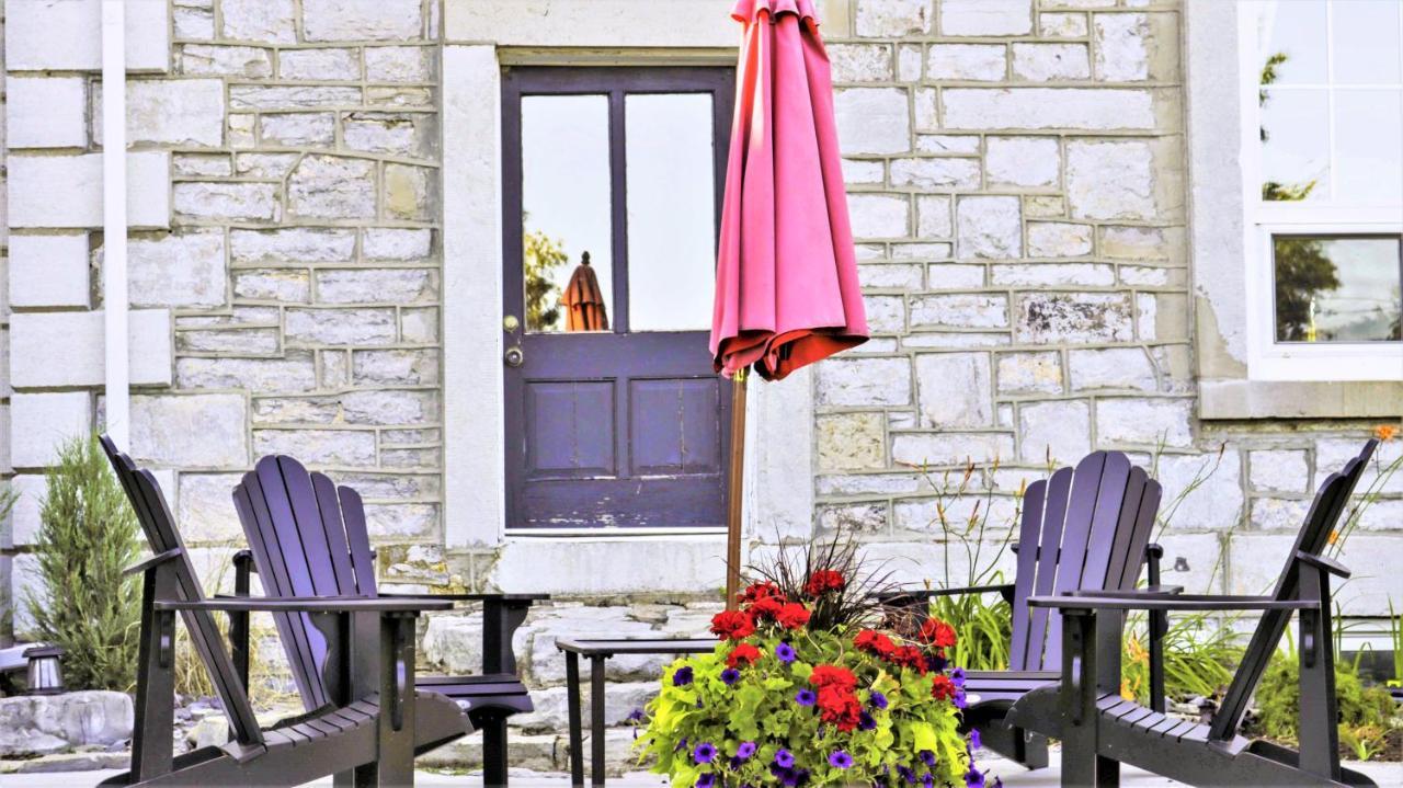 All Suites Whitney Manor Kingston Extérieur photo